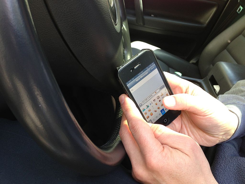 These hands-free phone tricks can prevent distracted driving